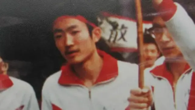 学生手持旗帜在游行现场